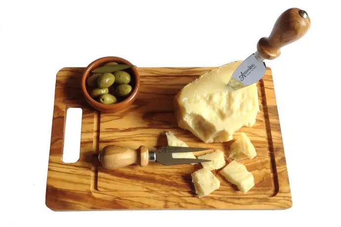 Tagliere Rettangolare con Raccoglisugo in Legno di Olivo